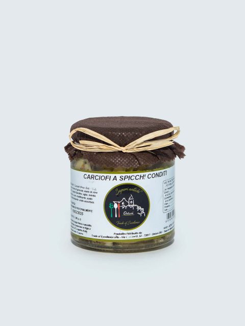 Vasetto di carciofi a spicchi conditi vista frontale